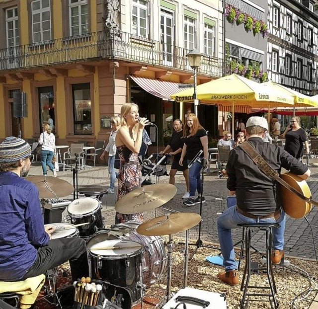 Freitagabend in Offenburg: Wenn das We...dermacher Phildeau auf dem Marktplatz.  | Foto: Ralf Burgmaier