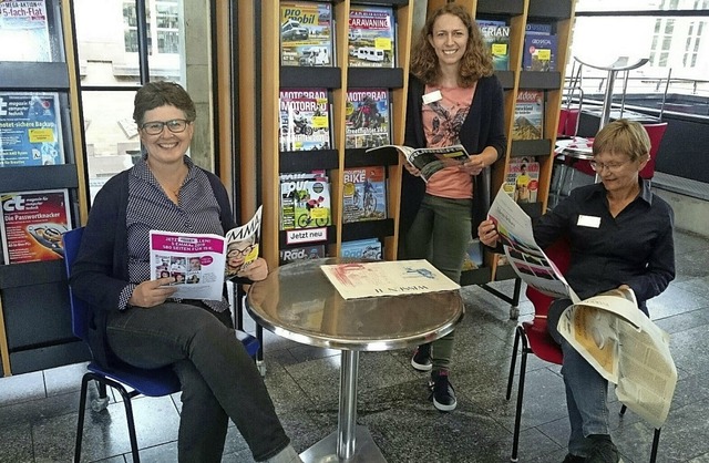 Carmen Ltsch, Malena Kimmig und Brbe...r Bibliothek jetzt wieder mglich ist.  | Foto: Susanne Ramm-Weber