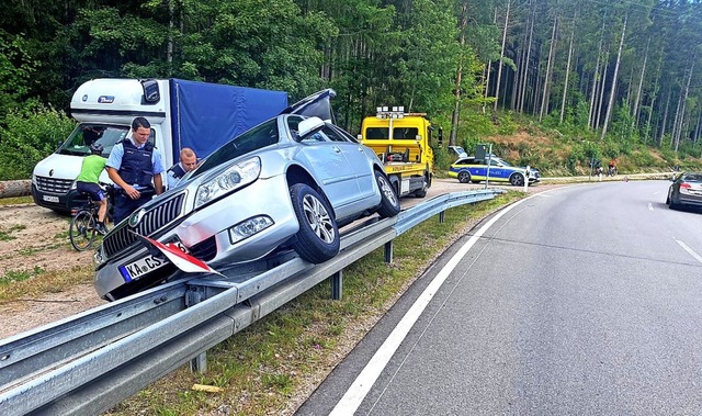 Mit zwei Rdern auf der Leitplanke die B500 entlang<ppp> </ppp>  | Foto: Kamera 24