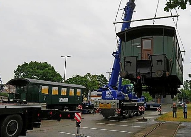 Mit einem Autokran wurden die Eisenbahnwagen in Lahr auf Lkw verladen.  | Foto: Kandertalbahn