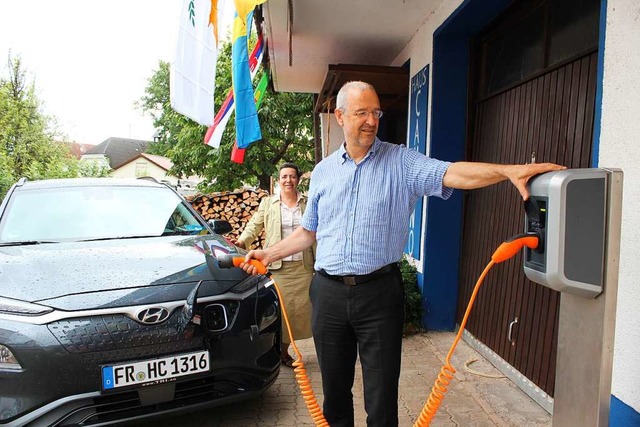 So macht das Tanken Spa: Martin Weber...lektroauto mit Strom vom eigenen Dach.  | Foto: Christa Maier