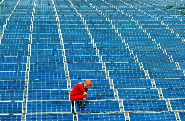 Montage von Solarmodulen auf einem Dach (Symbolbild).  | Foto: dpa