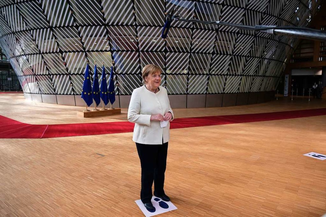 Bundeskanzlerin Merkel beim EU-Sondergipfel in Brüssel  | Foto: - (dpa)