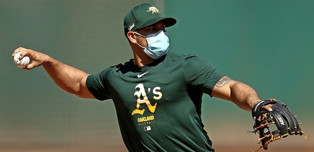 Ein Spieler der Oakland Athletics trgt beim Training eine Schutzmaske.  | Foto: EZRA SHAW (AFP)