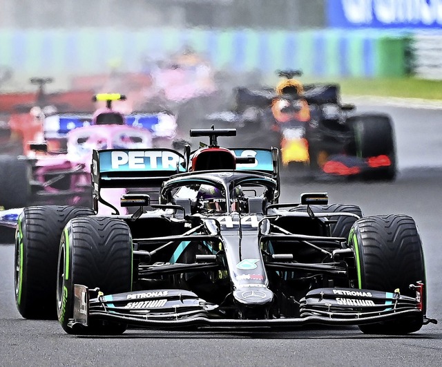 Lewis Hamilton gibt vom Start weg den Ton an.   | Foto: JOE KLAMAR (AFP)