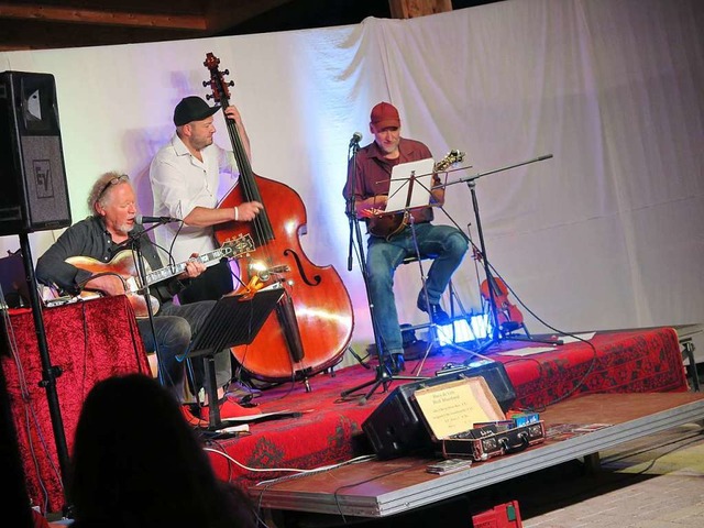 Auf der Auenbhne des Werkzentrums so...e drei Musiker fr blendende Stimmung.  | Foto: Beatrice Ehrlich