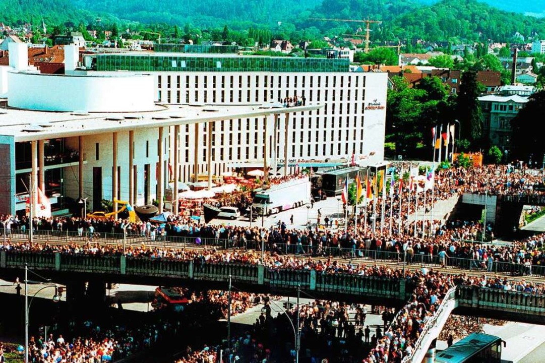 Tausende von Menschen erwarteten am 20... die Ankunft des Pelotons in Freiburg.  | Foto: Albert Josef Schmidt