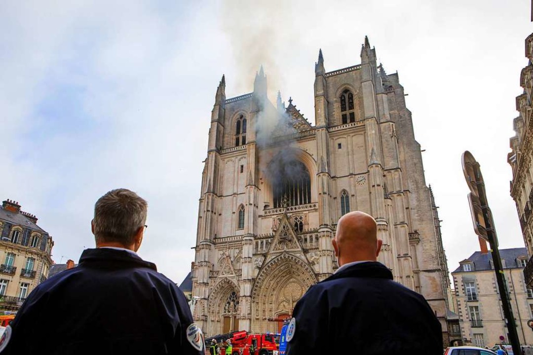Rauch quillt am Samstag aus der spätgo...t-Peter-und-Paul-Kathedrale in Nantes.  | Foto: Laetitia Notarianni (dpa)