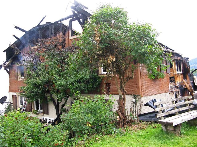 Schwer beschdigt ist das Haus in Bernau, das am Freitag in Flammen aufging.   | Foto: Ulrike Spiegelhalter