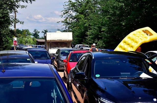 Am  Sonntagnachmittag wurde es am Opfinger  See immer enger.  | Foto: Thomas Kunz