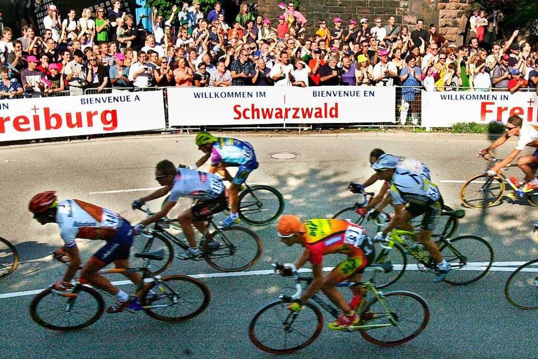 Ankunft des Pelotons in Freiburg.  | Foto: Rolf Haid