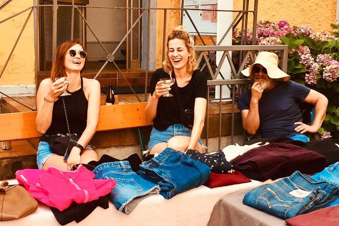 Beim Nachbarschafts-Flohmarkt in der W...raditionell ausgelassen und entspannt.  | Foto: Jennifer Fuchs