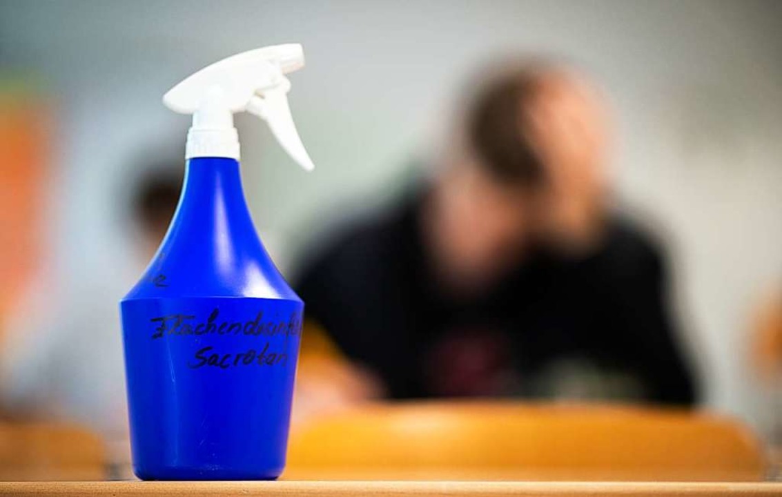 Desinfektionsmittel ist mittlerweile ein gängiger Anblick (Symbolbild).  | Foto: Jonas Güttler (dpa)