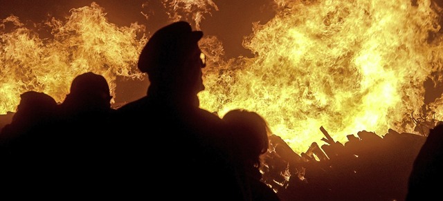 Flammender Protest: Mit einer Flammenw... gegen die Bahnplne zur Rheintalbahn.  | Foto: Alexander Huber
