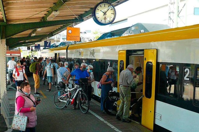 Schon beim Einsteigen kommen sich viele Fahrgste nahe.  | Foto: Nina Herrmann