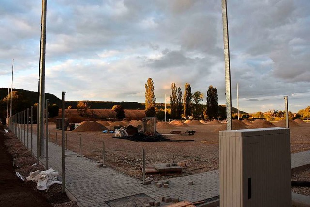 Auf der  Baustelle fr den neuen Kunst...r die Flutlichtanlage stehen bereits.  | Foto: Heinz und Monika Vollmar