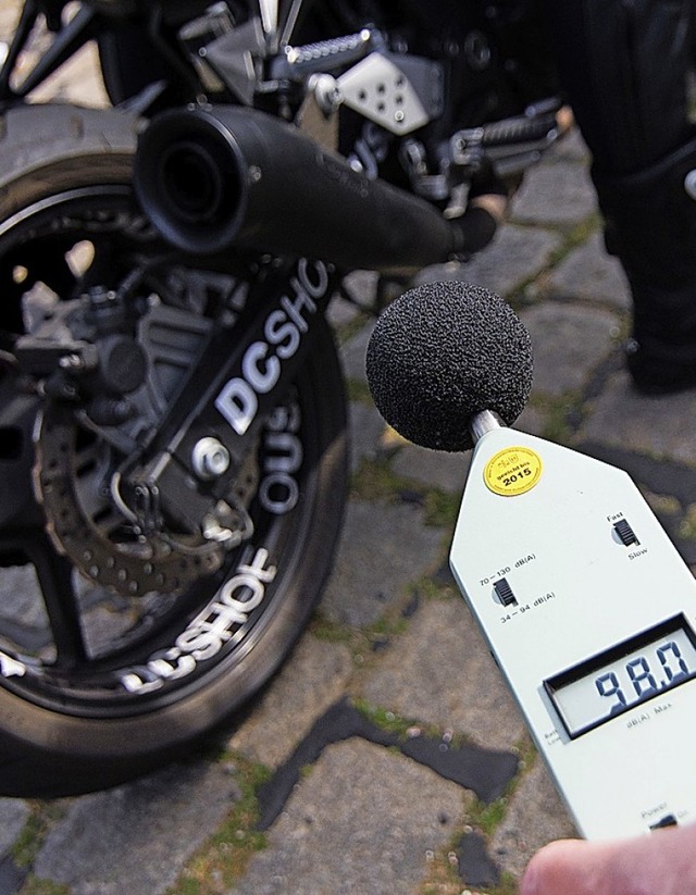 Der Motorradlrm bleibt umstritten.  | Foto: Daniel Bockwoldt (dpa)