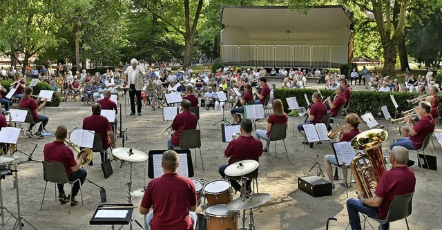 Der Rosenfelspark bot den Musikern und...chlich Platz, das Konzert zu genieen.  | Foto: Barbara Ruda