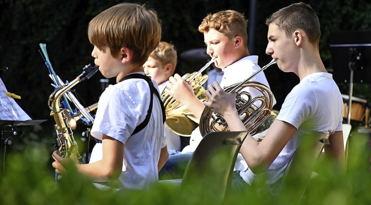 Die Orchesterteenies spielen mit.  | Foto: Barbara Ruda