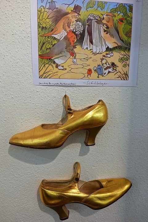 Goldfarbene Schuhe schmücken die Ausst... Lied &#8222;Die Vogelhochzeit&#8220;.  | Foto: Roswitha Frey