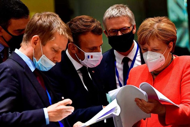 Feilen an Formulierungen: Pedro Sanchez, Emmanuel Macron, Angela Merkel.  | Foto: JOHN THYS (AFP)