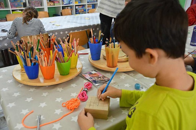 Ein Junge verziert eine Schmuckbox &#8211; ein Bild vom Ferienprogramm 2019.  | Foto: Horatio Gollin