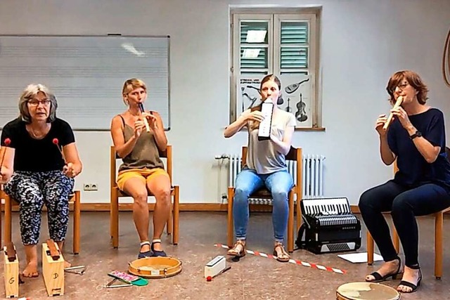 Ellen Fahrner (rechts) und ihr Team wecken die Neugier an der Musik.  | Foto: Musikschule