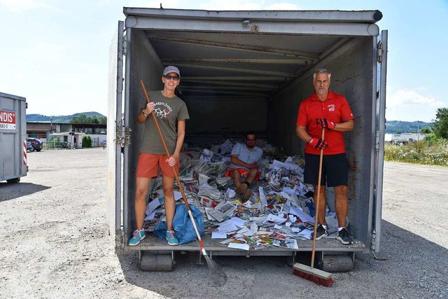 Mitglieder der Nasenrmpfer bei der Altpapier-Sammlung  | Foto: Martin Eckert