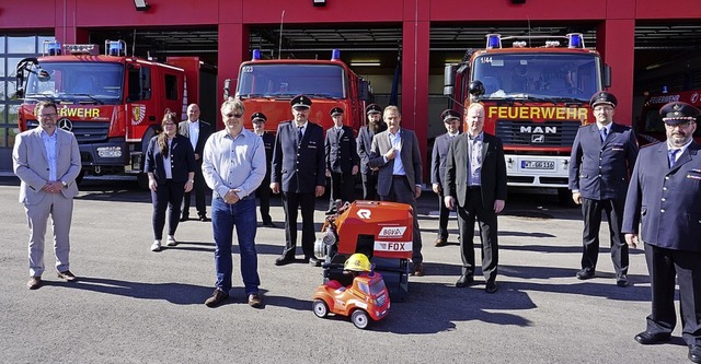 bergabe der  Tragkraftspritze (vorne ...lvia Hinz und Mitglieder der Feuerwehr  | Foto: Hans-Jrgen Sackmann