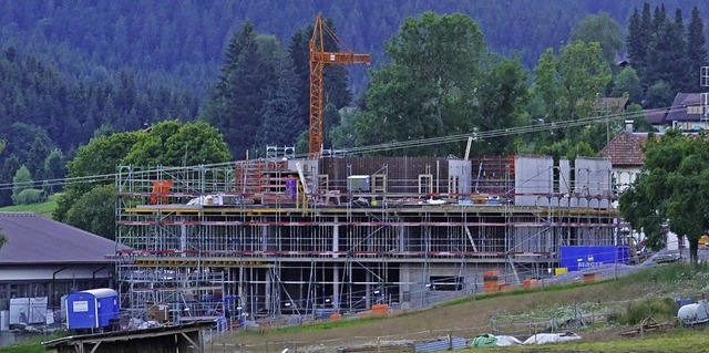 Die Fertigstellung des Neubaus der Gem...tbaus (links im Bild) begonnen werden.  | Foto: Hans-Jrgen Sackmann