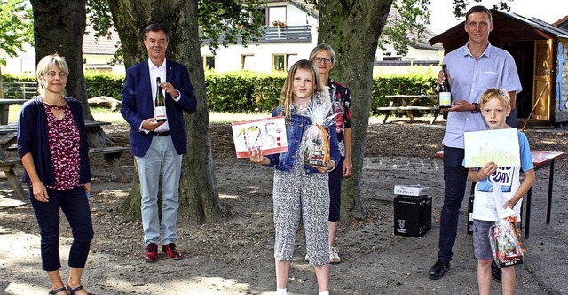 Die Bilder von Chiara und Finn zieren ...iengens Ortsvorsteher Benjamin Borgas.  | Foto: Laetitia Barnick