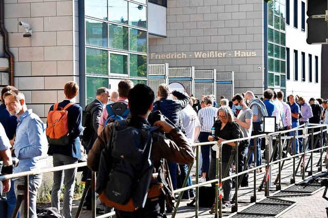 Das Gericht war nicht gut auf den Andr...kreditierten Journalisten vorbereitet.  | Foto: TOBIAS SCHWARZ (AFP)