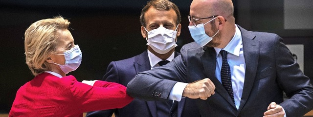 In Corona-Zeiten gren sich selbst po...Frankreichs Prsident Emmanuel Macron.  | Foto: FRANCISCO SECO