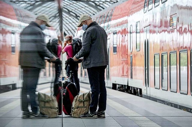 Die Maske ist bei Fahrten mit der Bahn verpflichtend.  | Foto: Paul Zinken (dpa)