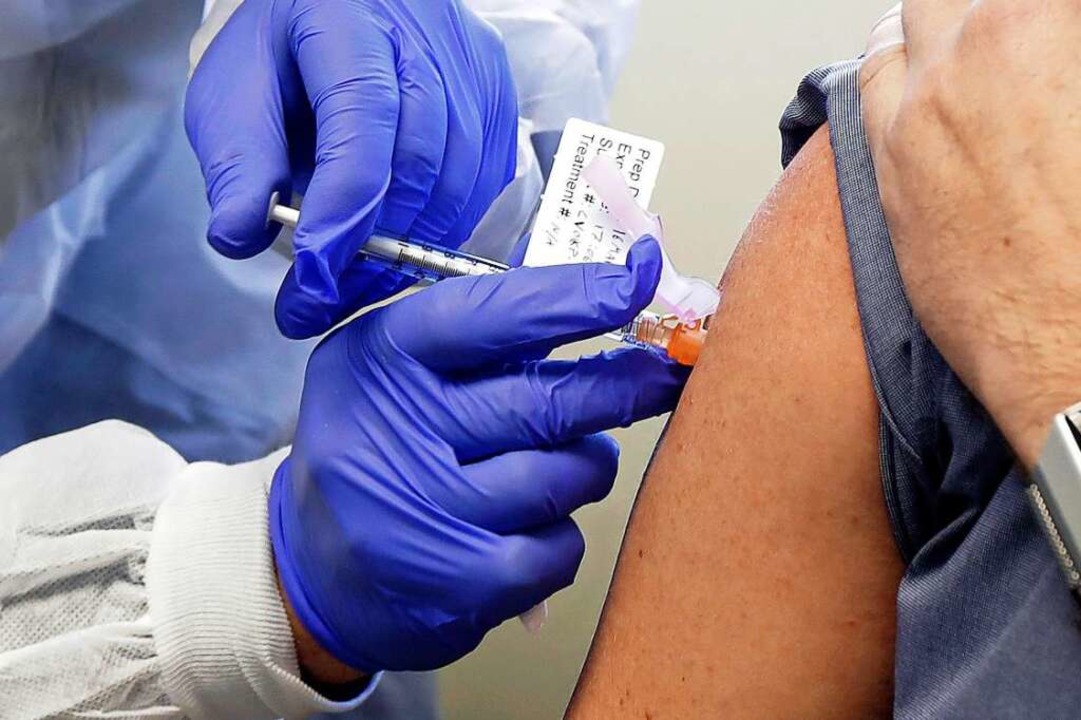 Ein potenzieller Impfstoff wird in Sea...in den USA einer Testperson gespritzt.  | Foto: Ted S. Warren (dpa)