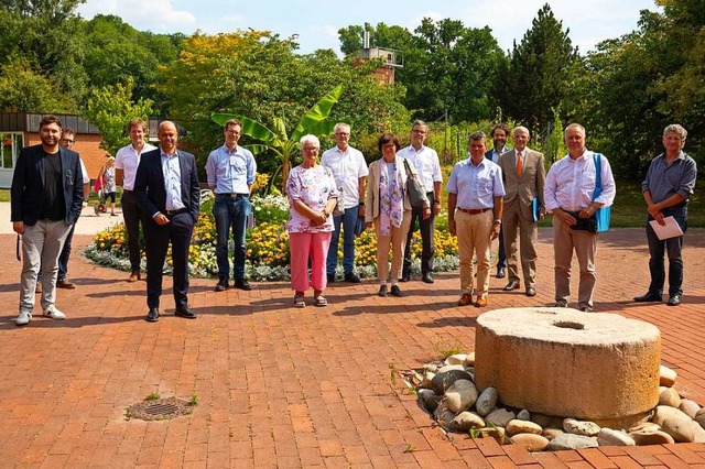 Kurgeschftsfhrer Dennis Schneider un...on in Bad Bellingen durch den Kurpark.  | Foto: Veranstalter