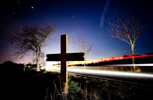 Ein Kreuz zur Erinnerung an einen Verkehrstoten steht an einer Landstrae.  | Foto: Julian Stratenschulte (dpa)