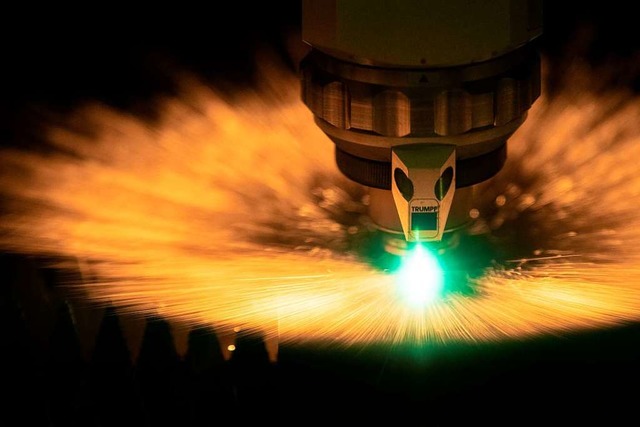 Ein Laser schneidet im Vorfhrzentrum des Maschinenbauers Trumpf in ein Blech.  | Foto: Marijan Murat