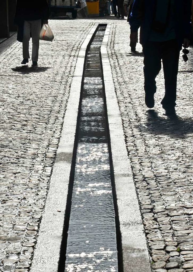 Ein Unbekannter hat zwei Mdchen dazu ...h in ein Bchle zu legen (Archivbild).  | Foto: Michael Bamberger