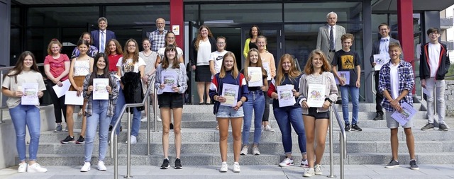 Die Klassenstufen 8 und 9 der Realschu... (vorne rechts am Gelnder) gewonnen.   | Foto: Juliane Khnemund