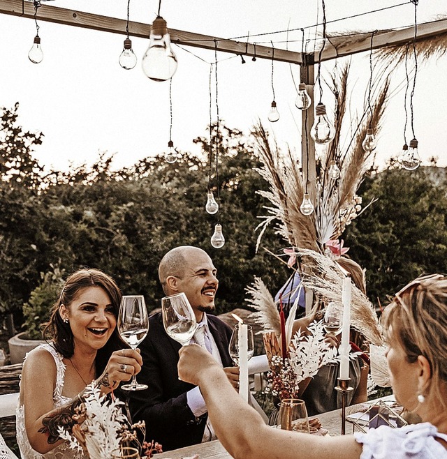 Ein Hoch auf das Brautpaar: Anstoen u... zaubert der  dekorative Weddingframe.  | Foto: Fotorock.de