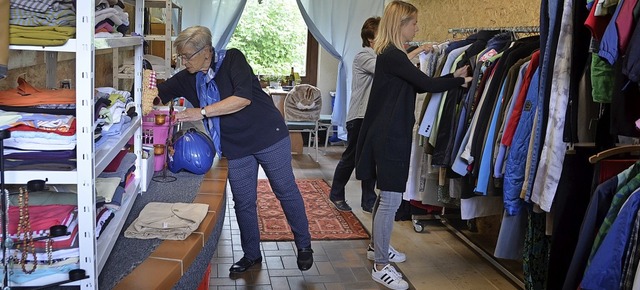 Gisela Berger (links) und ihre Mitstre...n DRK-Kleiderkammer am Sportplatz ein.  | Foto: Christiane Sahli