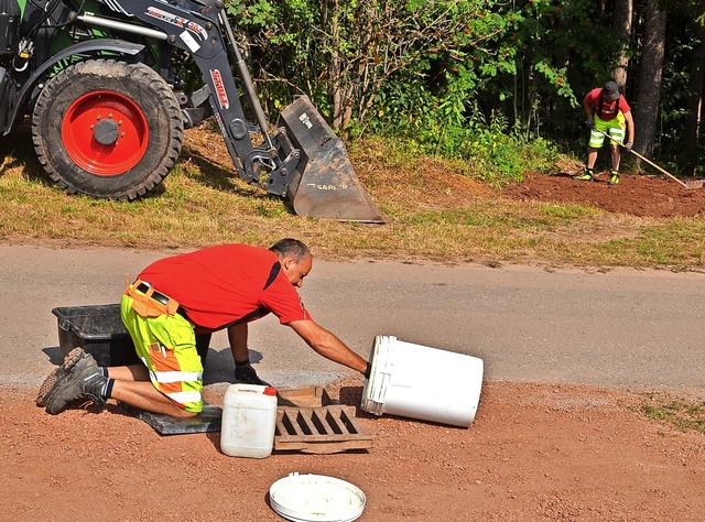 Mitarbeiter des Gemeindebauhofs bei Sc... an der Sportanlage am Hardtschachen.   | Foto: Liane Schilling