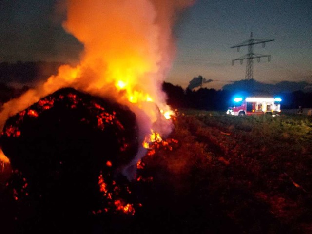Unbekannte zndeten Strohballen bei Denzlingen an.  | Foto: Feuerwehr Denzlingen