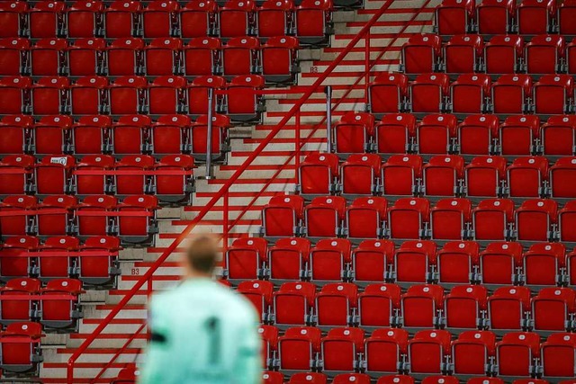 Die Stadien bleiben wegen Corona leer.  | Foto: Odd Andersen (dpa)