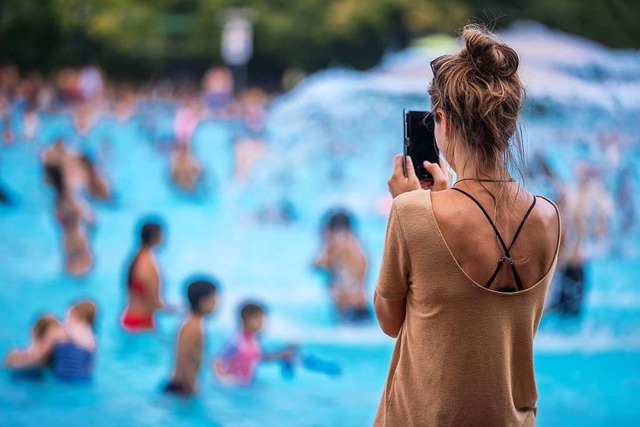 Das Deutsche Kinderhilfswerk beobachte...keit der Kinder-Influencer mit Sorge.   | Foto: Jens Bttner (dpa)