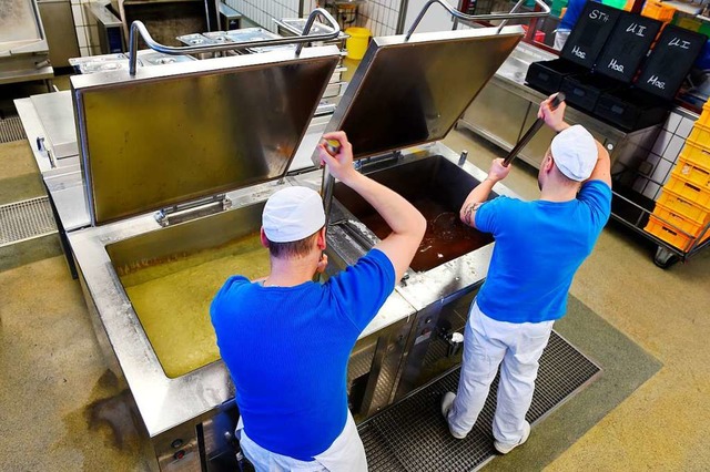 Kochen fr die Ortenau in einer Grokche am Holderstock.  | Foto: Felix Kstle