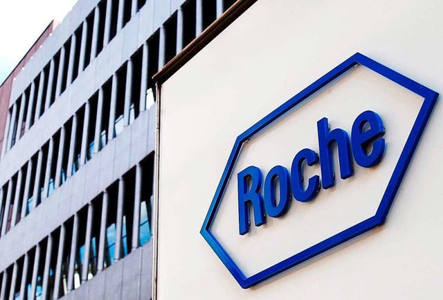 Das Logo des Pharmakonzern Roche steht an einem Gebude des Unternehmens.  | Foto: -