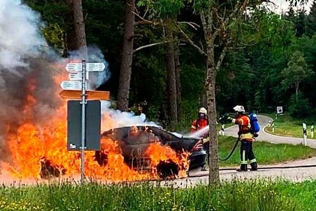 Einen Fahrzeugvollbrand bekmpfte die ...wehr Grafenhausen am Dienstagmorgen.    | Foto: kerstin heller