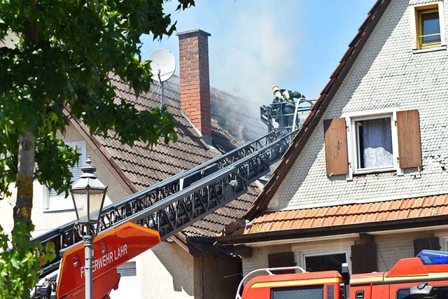 Die Feuerwehr im Einsatz in Friesenheim  | Foto: Walter Holtfoth